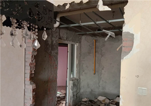 成都華陽鳳凰城二手房拆除，墻面拆除到紅磚。