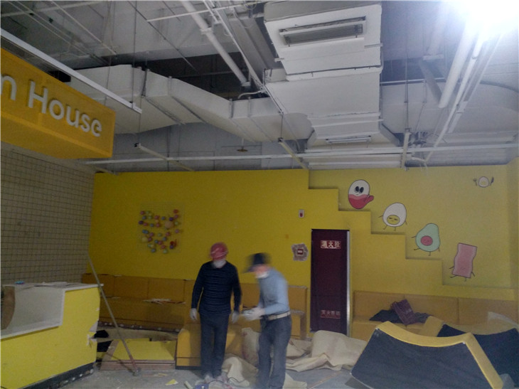 悠方購(gòu)物中心專業(yè)拆除清運(yùn)施工作業(yè)-成都戰(zhàn)狼拆除