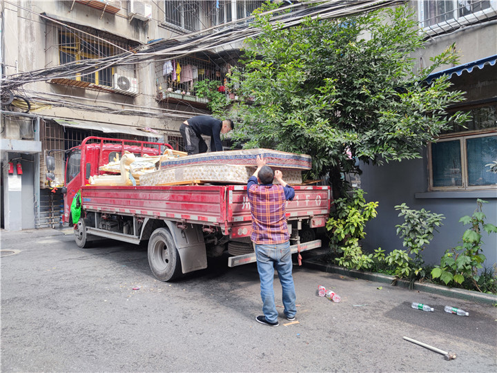 成都廢舊家具清運(yùn)拆除上門處理清溪東路1號院案例